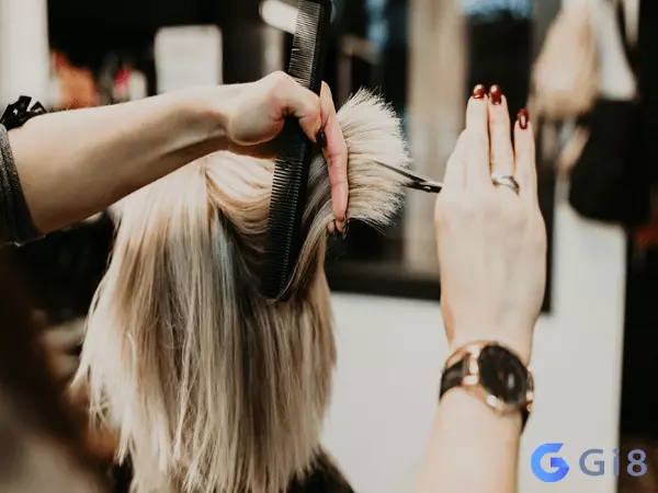 Phụ nữ tự cắt tóc cho bản thân – Báo hiệu cuộc sống có chuyển biến tốt đẹp Nằm mơ thấy cắt tóc dự báo điều gì? Tốt hay xấu?