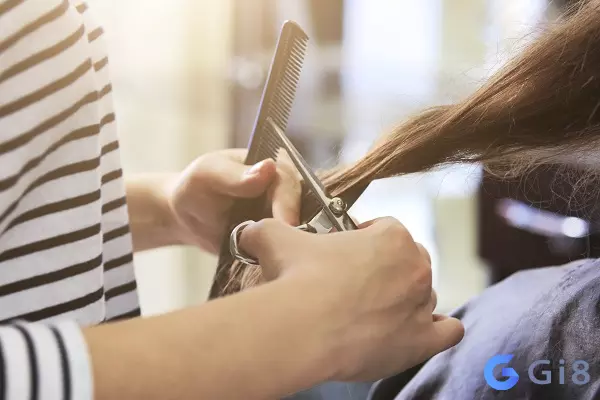 giấc mơ thấy bản thân đang cắt tóc báo hiệu nhiều điều may mắn trong công việc Nằm mơ thấy cắt tóc dự báo điều gì? Tốt hay xấu?