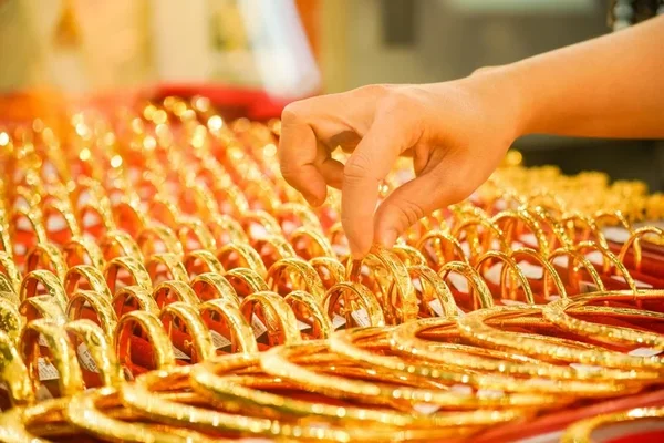 Nằm mơ thấy mua vàng cho thấy bạn là người có khát vọng và chủ động để tìm kiếm cơ hội Nằm mơ thấy mua vàng cho thấy bạn là người có khát vọng và chủ động để tìm kiếm cơ hội