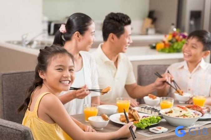 Mơ thấy ăn cơm cùng gia đình có ý nghĩa gì? Mơ ăn cơm đánh con gì? Điềm gì?