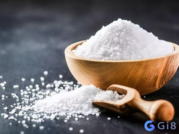 Muối có tác dụng thanh lọc, đánh tan bụi bẩn rất tốt Muối có tác dụng thanh lọc, đánh tan bụi bẩn rất tốt