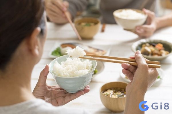 Ý nghĩa khi mơ thấy ăn cơm cùng người lạ. Ý nghĩa khi mơ thấy ăn cơm cùng người lạ.