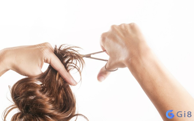 Mộng thấy một người phụ nữ đang tự cắt tóc cho chính mình Mộng thấy một người phụ nữ đang tự cắt tóc cho chính mình