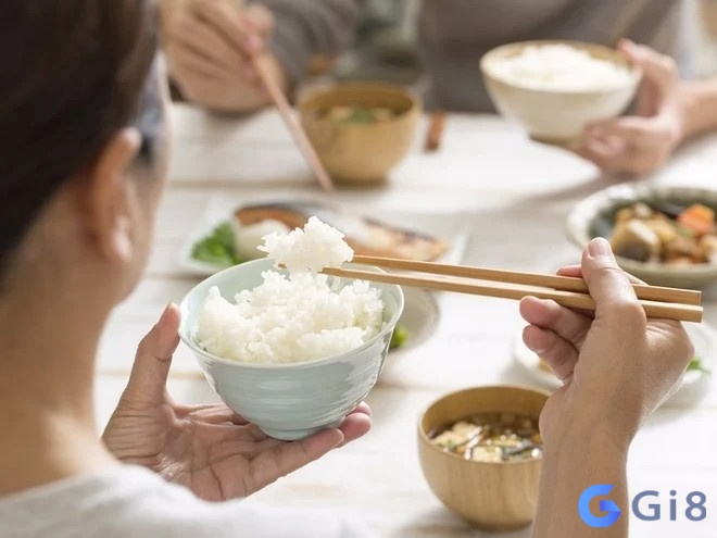 Nằm mơ thấy mình ăn cơm với nhiều người cho thấy bạn là người có lộc về ăn uống Nằm mơ ăn cơm với nhiều người cho thấy bạn là người có lộc về ăn uống