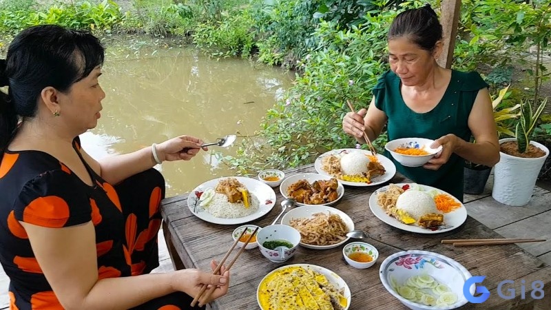 Mơ thấy mình ăn cơm cùng người lạ mang lại điềm lành Mơ thấy mình ăn cơm cùng người lạ mang lại điềm lành