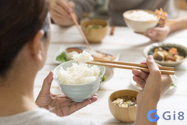 Giấc mơ vào nhà người lạ ăn cơm biểu thị sự khao khát kết nối và tham gia vào một cộng đồng mới. Giấc mơ vào nhà người lạ ăn cơm biểu thị sự khao khát kết nối và tham gia vào một cộng đồng mới.