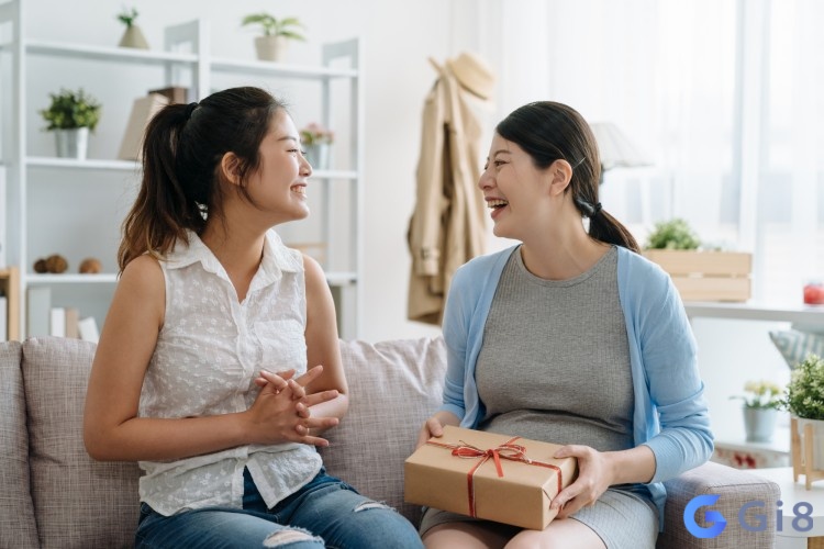Mơ thấy người quen đến nhà và mang quà báo hiệu vận may về tài chính Mơ thấy người quen đến nhà và mang quà báo hiệu vận may về tài chính