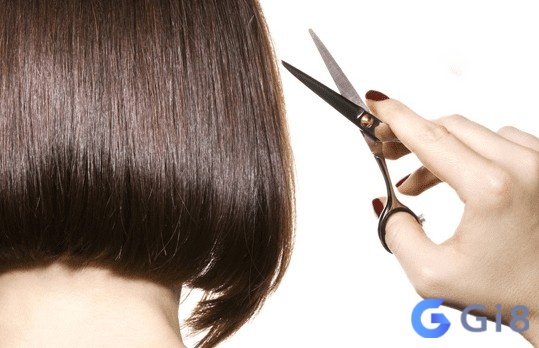 Hình ảnh người tự cắt tóc trong gương thể hiện sự tìm kiếm bản ngã Hình ảnh người tự cắt tóc trong gương thể hiện sự tìm kiếm bản ngã