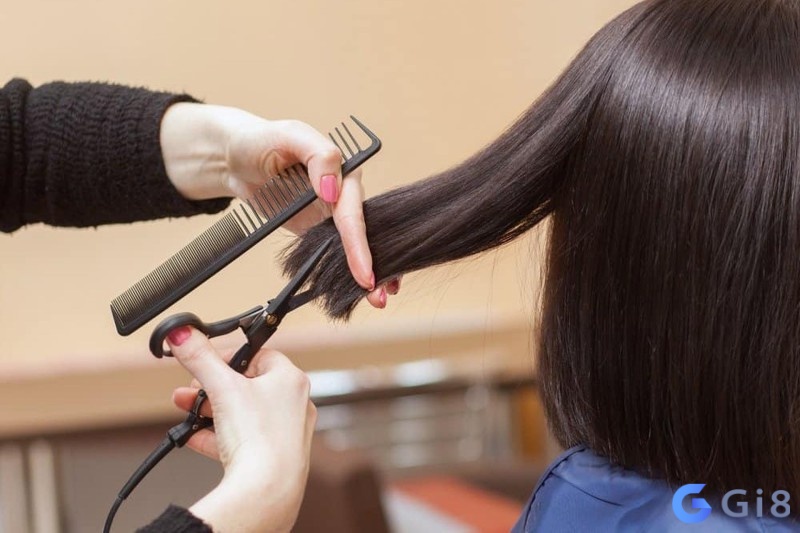 Hình ảnh người mơ cắt tóc ngỡ ngàng, phản ánh cảm xúc về sự thay đổi đột ngột Hình ảnh người mơ cắt tóc ngỡ ngàng, phản ánh cảm xúc về sự thay đổi đột ngột